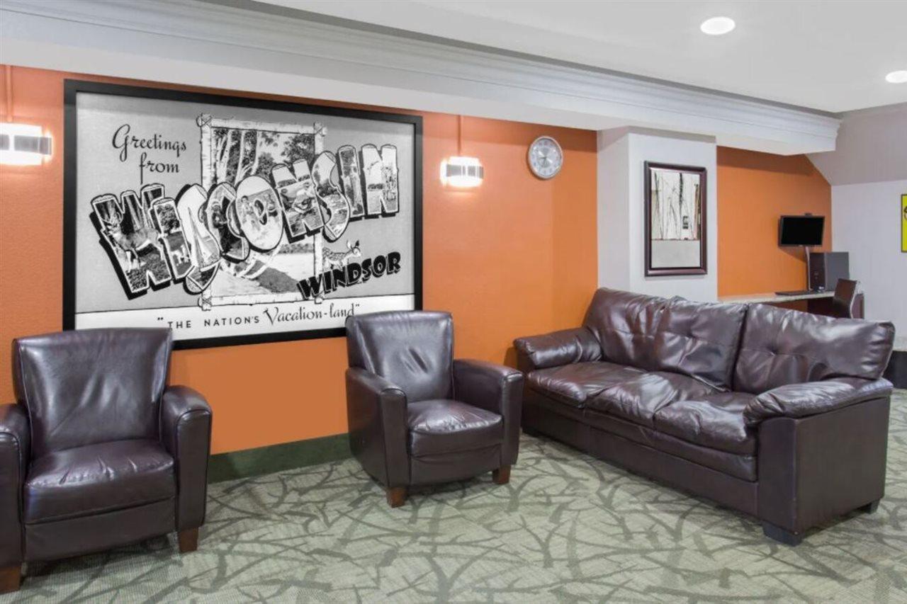Super 8 By Wyndham Windsor/Madison North Hotel Exterior foto