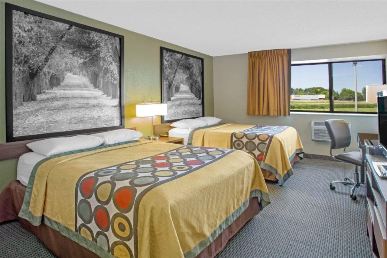 Super 8 By Wyndham Windsor/Madison North Hotel Exterior foto