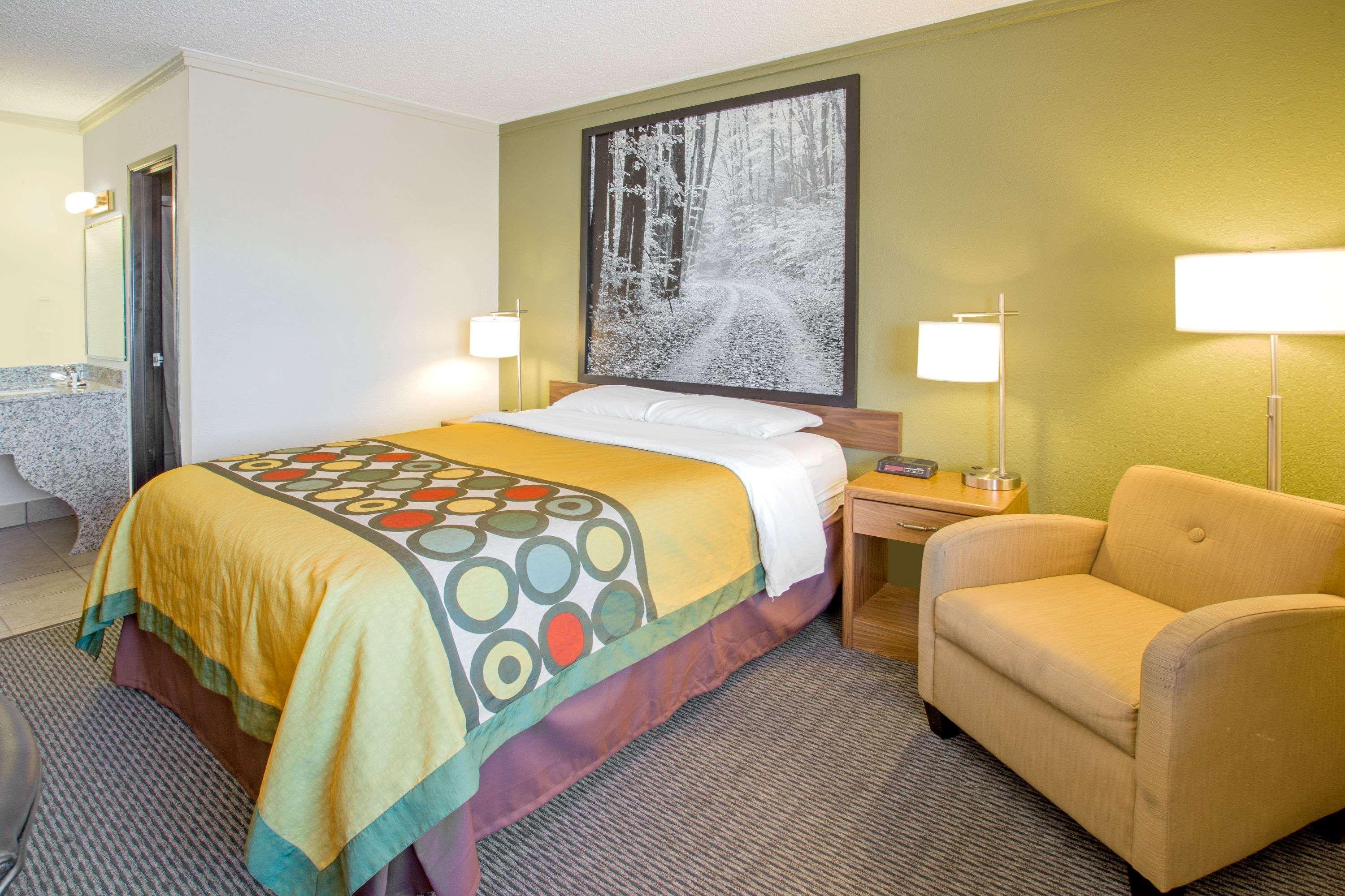 Super 8 By Wyndham Windsor/Madison North Hotel Exterior foto