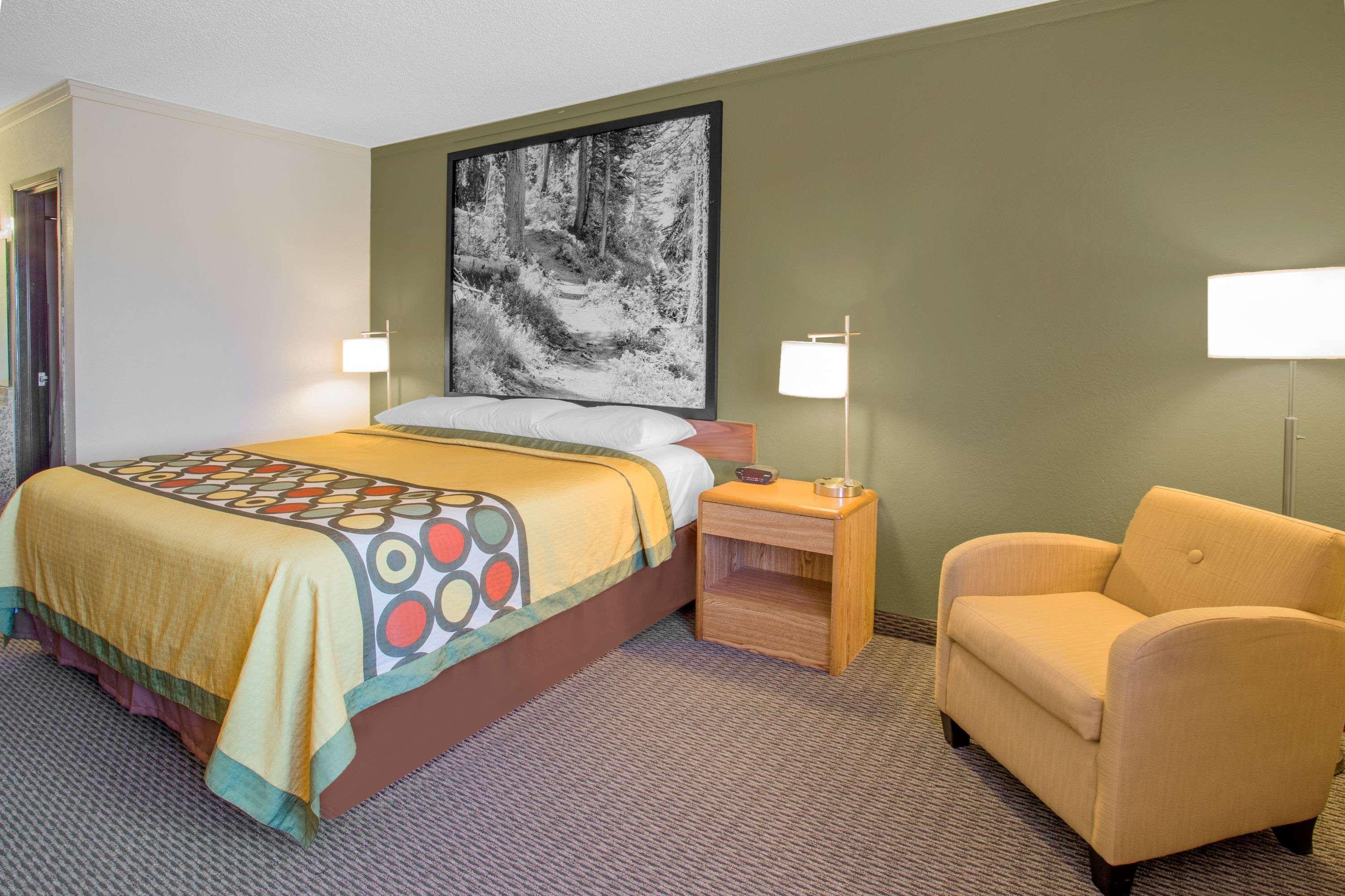 Super 8 By Wyndham Windsor/Madison North Hotel Exterior foto