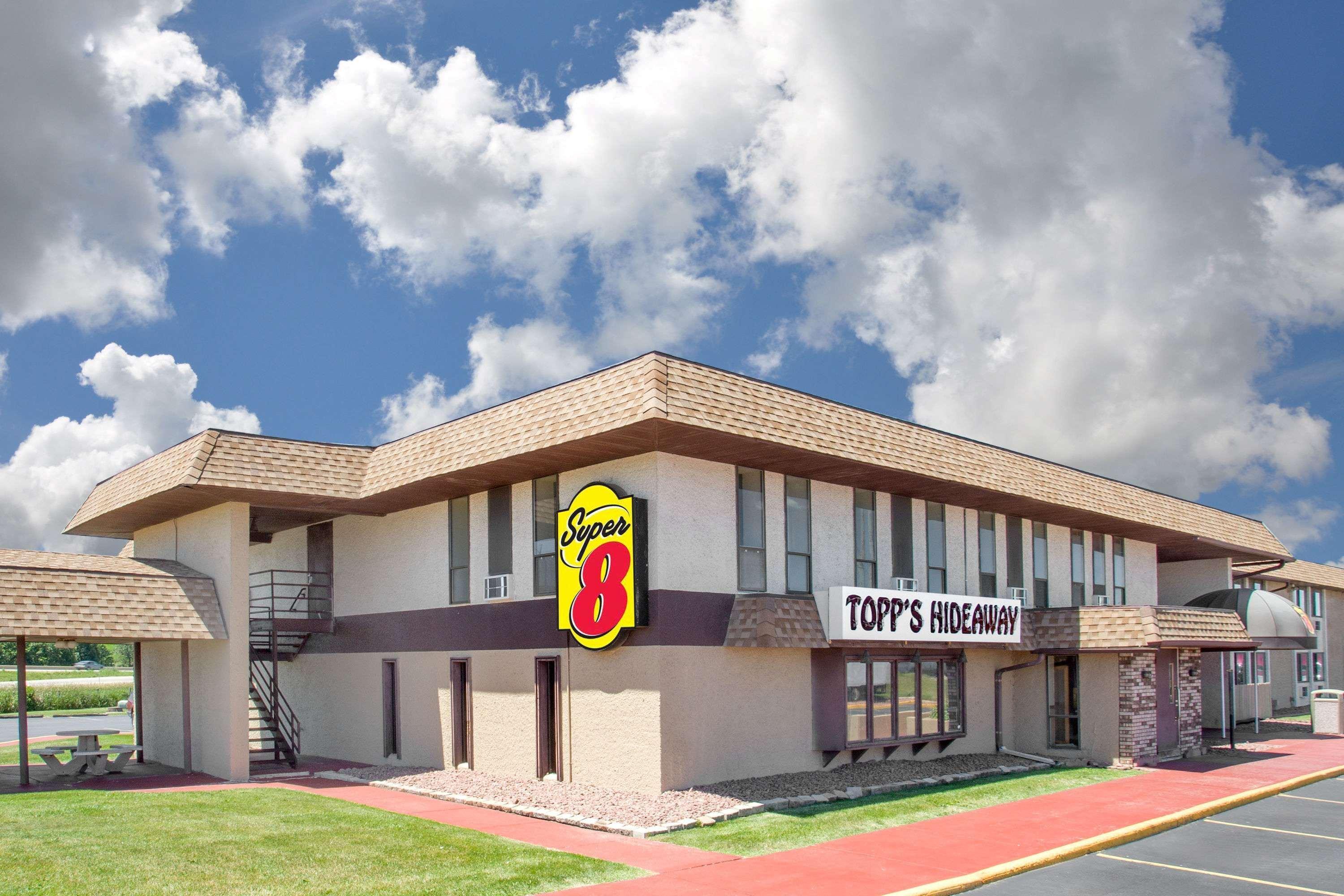 Super 8 By Wyndham Windsor/Madison North Hotel Exterior foto