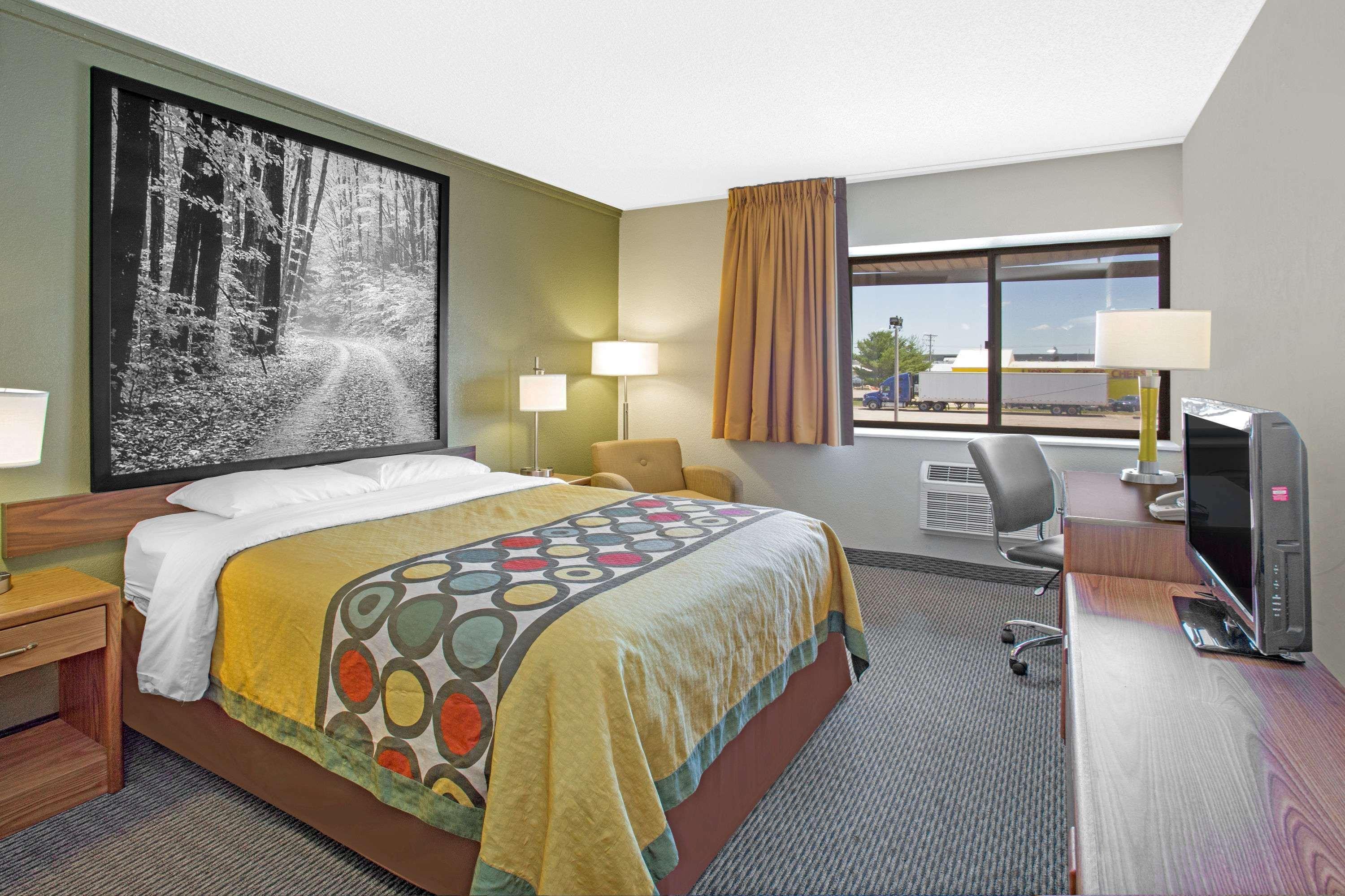 Super 8 By Wyndham Windsor/Madison North Hotel Exterior foto