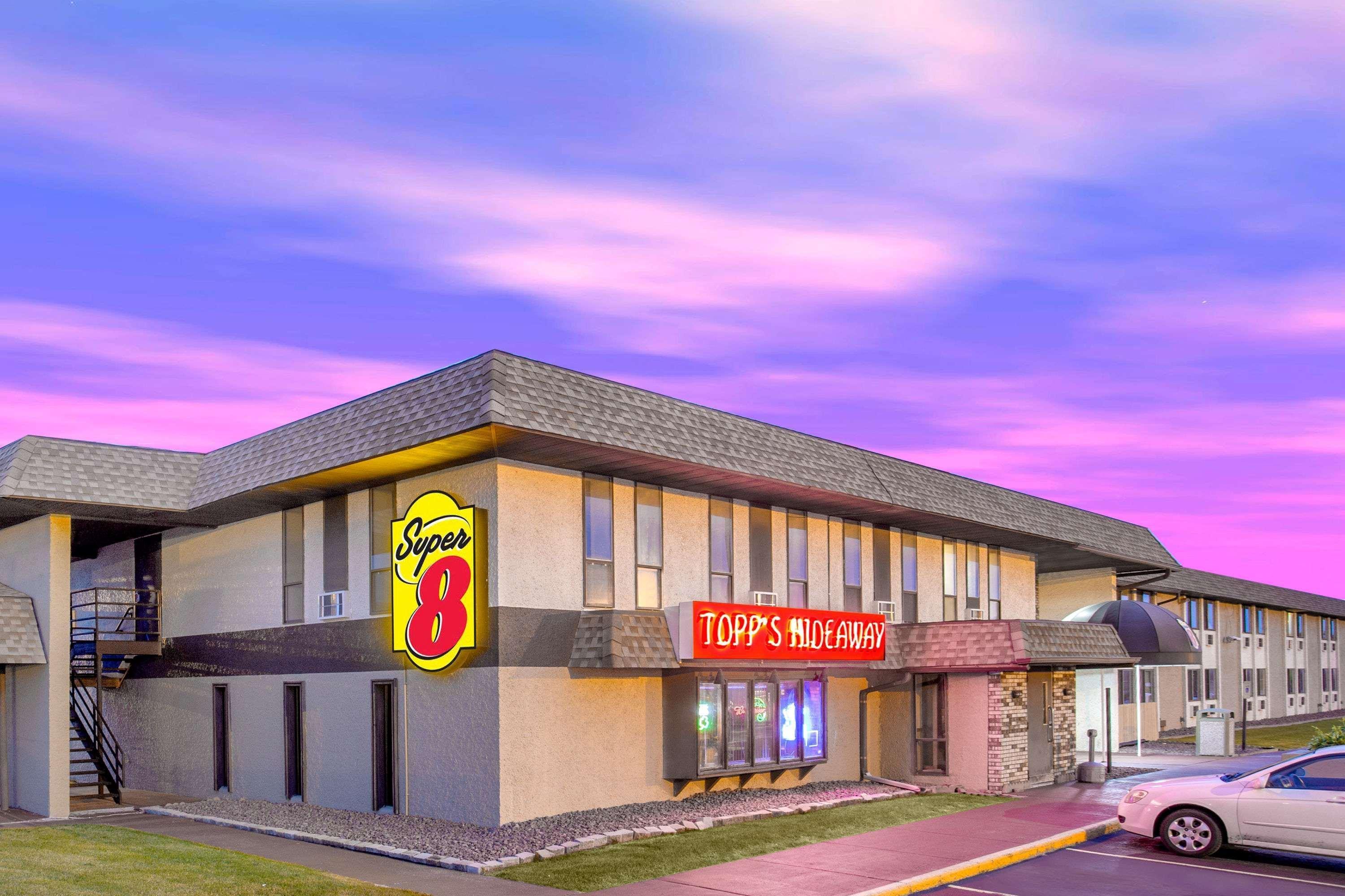 Super 8 By Wyndham Windsor/Madison North Hotel Exterior foto