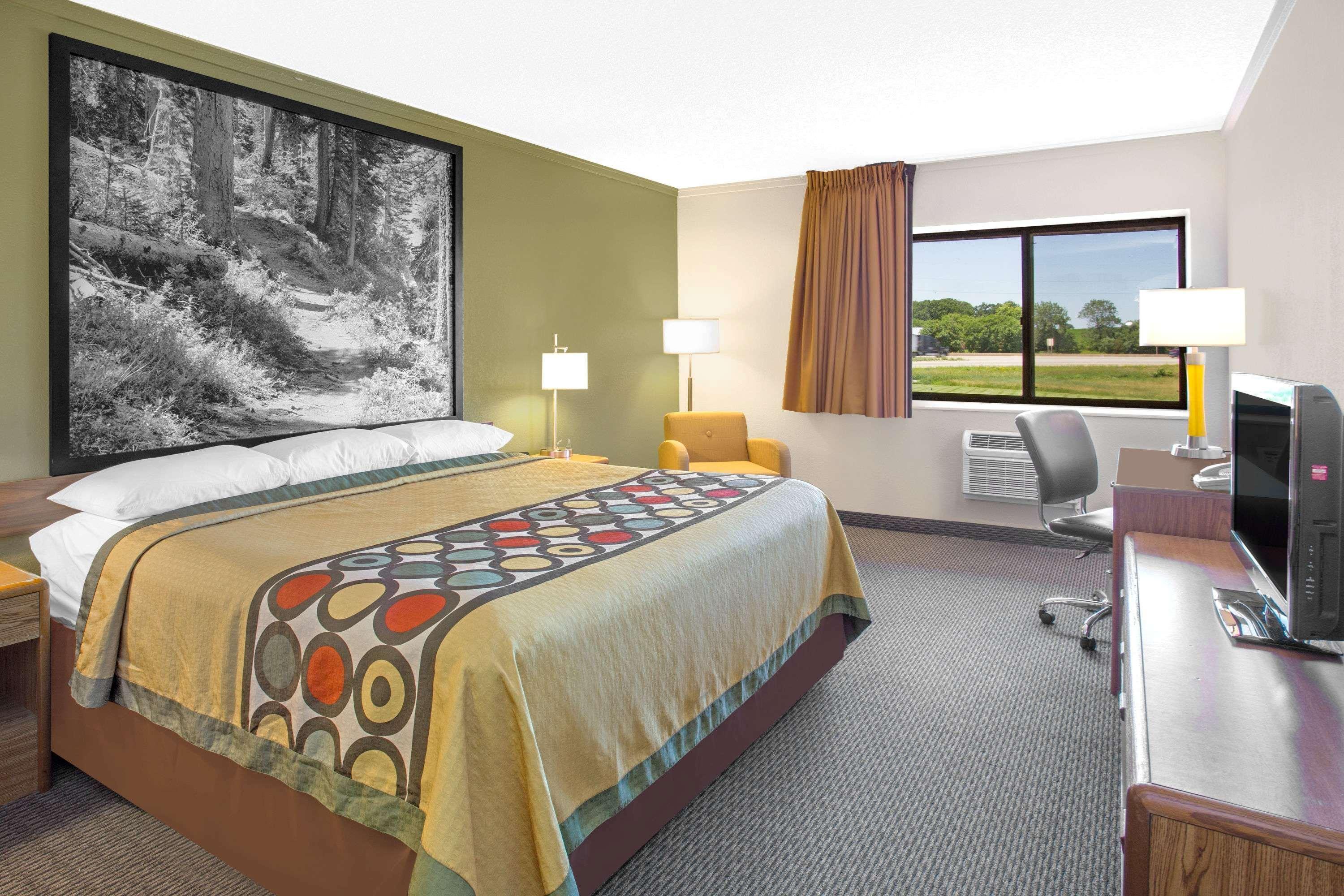 Super 8 By Wyndham Windsor/Madison North Hotel Exterior foto