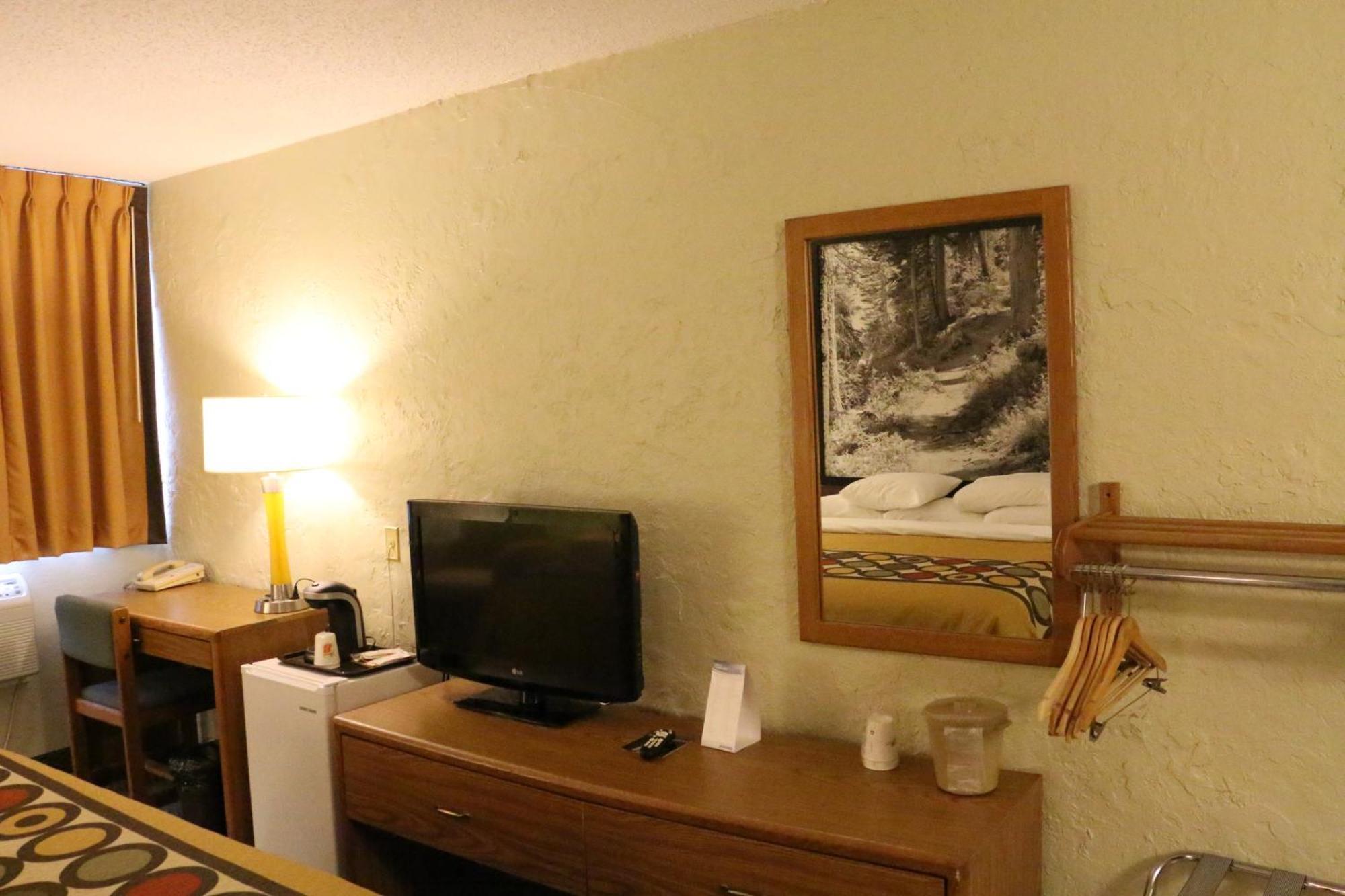 Super 8 By Wyndham Windsor/Madison North Hotel Cameră foto
