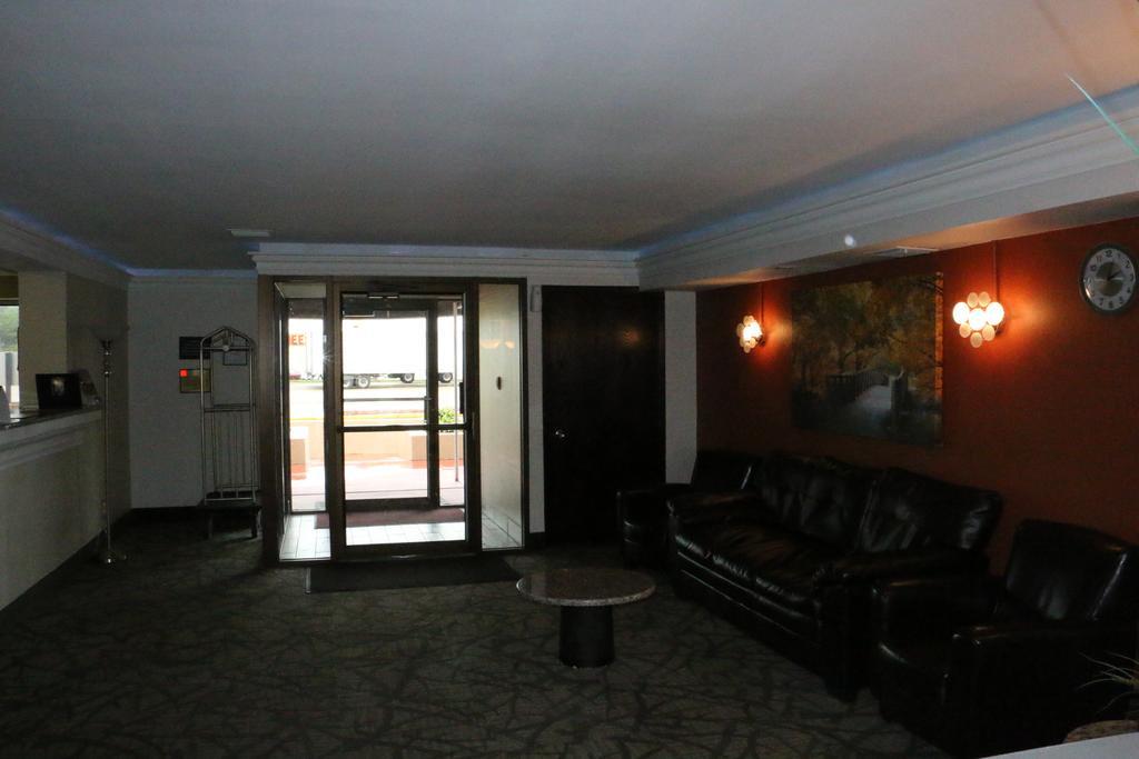 Super 8 By Wyndham Windsor/Madison North Hotel Exterior foto