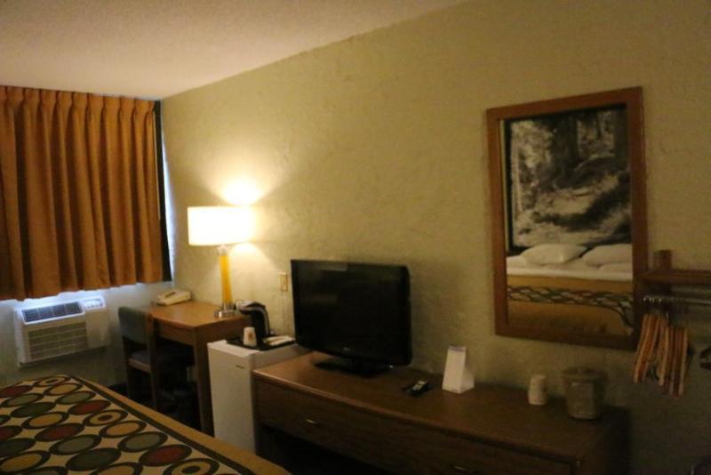 Super 8 By Wyndham Windsor/Madison North Hotel Exterior foto